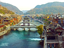 取景器中的凤凰古城