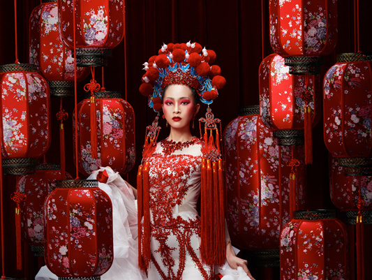 寂寞宫廷灯辉影