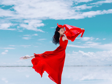 玫瑰的红，在天空之镜中隐去。