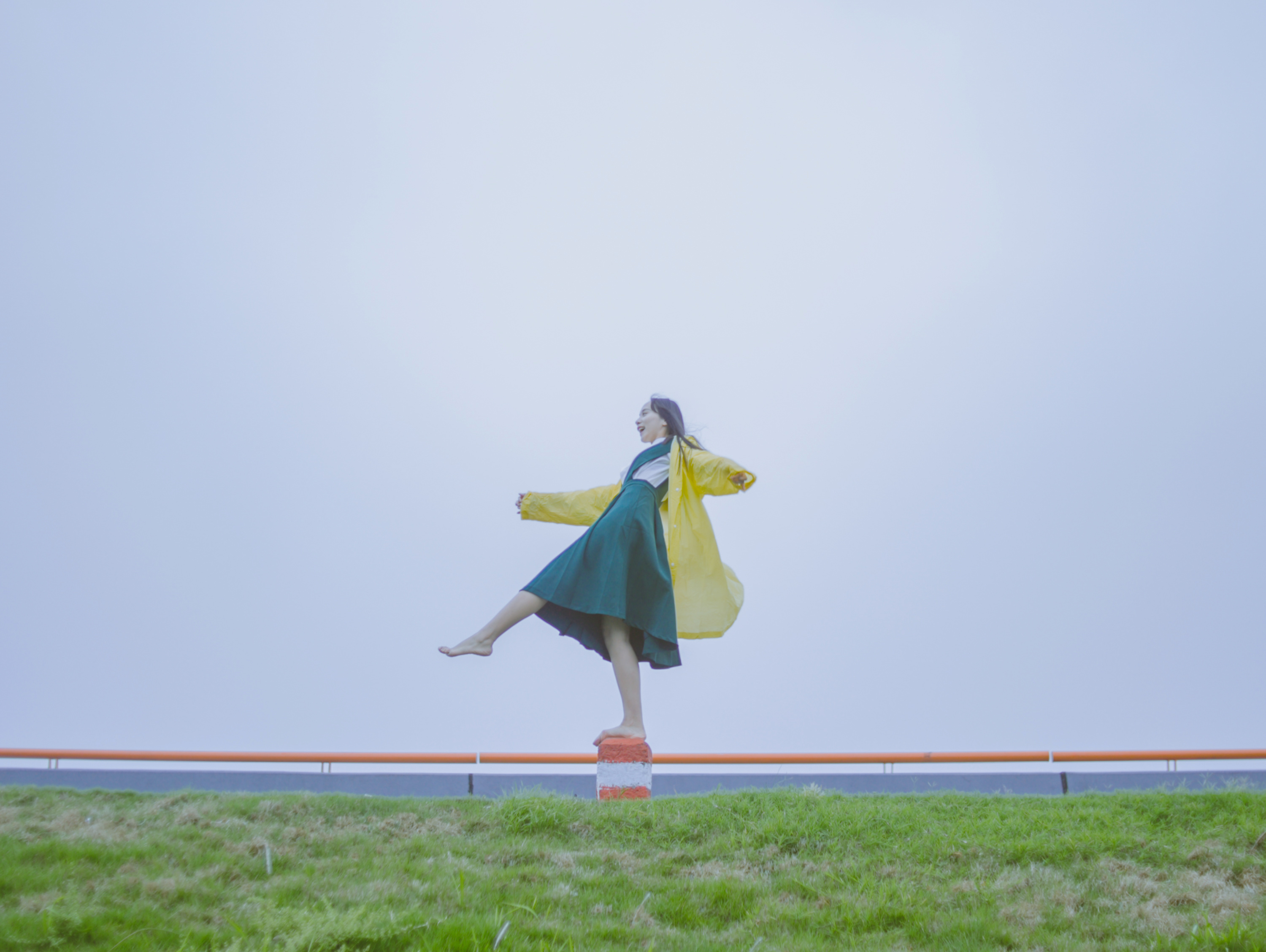 我的黄色雨衣借你穿  