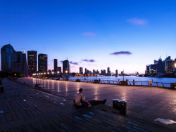 等待黎明，外滩的色彩。