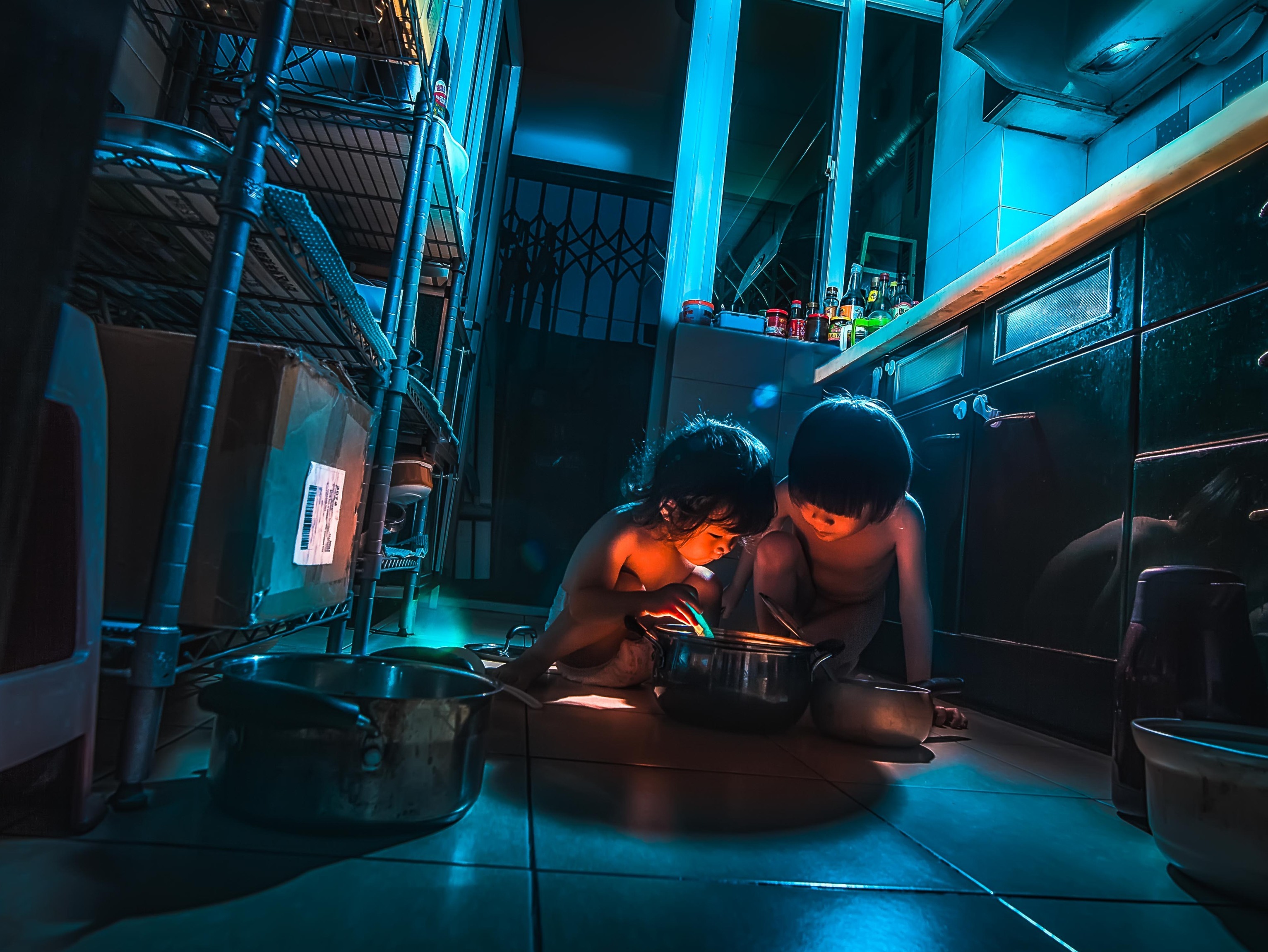 宝宝和妹妹在厨房发现了什么？