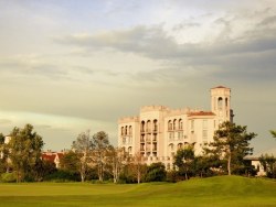 童话般的城堡和夕阳