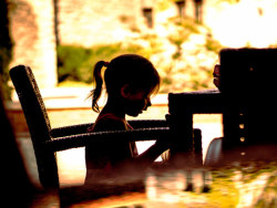 在昏暗中扭动的老欧洲